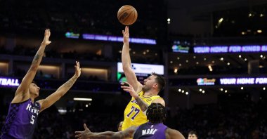 Los Angeles Lakers' Luka Doncic (C) shoots over Sacramento Kings' Malik Monk (L) and Nique Clifford at Golden 1 Center, Sacramento, U.S., Jan. 12, 2026. (AFP Photo)