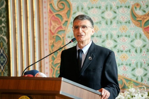 Nobel Laureate Aziz Sancar delivers a speech, Istanbul, Türkiye, May 29, 2016. (Shutterstock Photo)