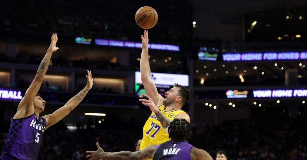 Los Angeles Lakers' Luka Doncic (C) shoots over Sacramento Kings' Malik Monk (L) and Nique Clifford at Golden 1 Center, Sacramento, U.S., Jan. 12, 2026. (AFP Photo)
