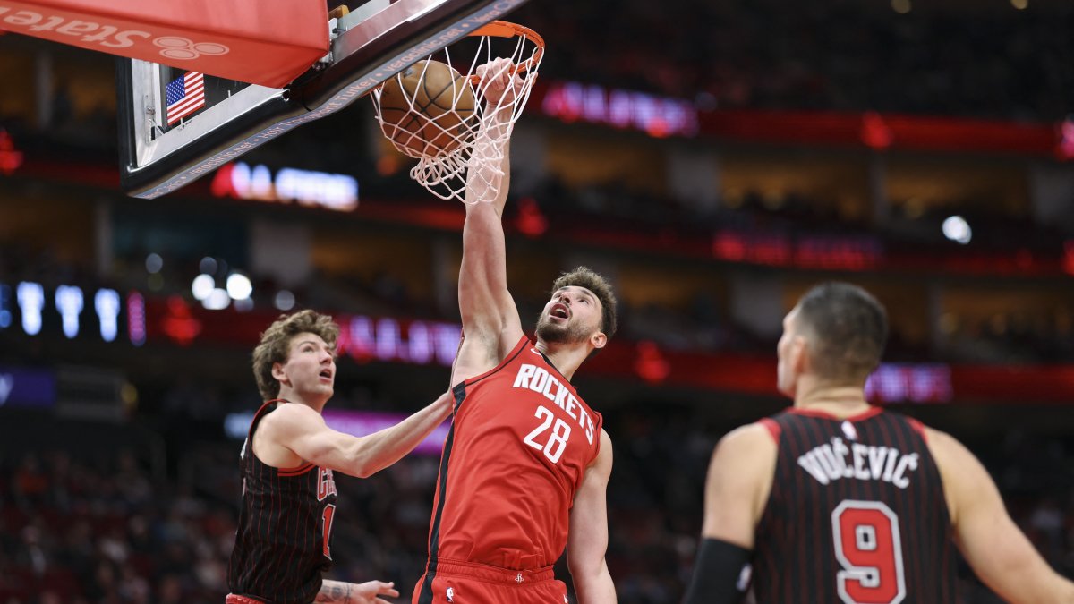 Houston Rockets' Alperen Şengün (C) dunks the ball as Chicago Bulls forward Matas Buzelis (L) defends during the third quarter at Toyota Center, Houston, U.S., Jan. 13, 2026. (Reuters Photo)