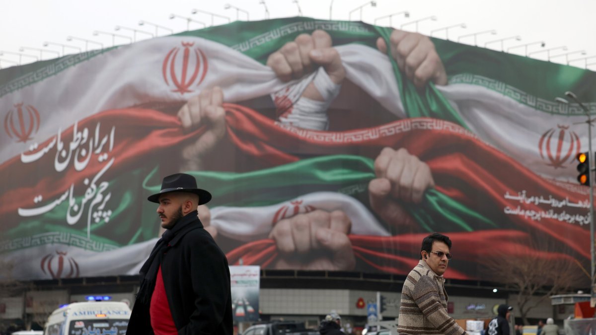 Iran threatens strikes on Mideast US bases to deter potential attack