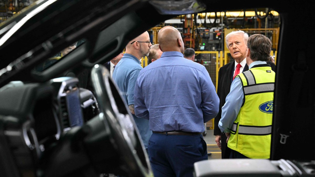 U.S. President Donald Trump speaks with Ford CEO Jim Farley (R) and plant manager Corey Williams (2nd L) as he tours Ford Motor Company's River Rouge complex in Dearborn, Michigan, U.S., Jan. 13, 2026. (AFP Photo)