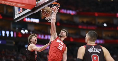 Houston Rockets' Alperen Şengün (C) dunks the ball as Chicago Bulls forward Matas Buzelis (L) defends during the third quarter at Toyota Center, Houston, U.S., Jan. 13, 2026. (Reuters Photo)