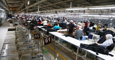 Employees work next to an empty production line at a garment factory in the organized industrial zone, Çorum, Türkiye, Aug. 23, 2024. (Reuters Photo)