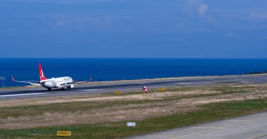 A Turkish Airlines aircraft lands on the coastal runway of Trabzon Airport, Trabzon, Türkiye, March 4, 2025. (Shutterstock Photo)