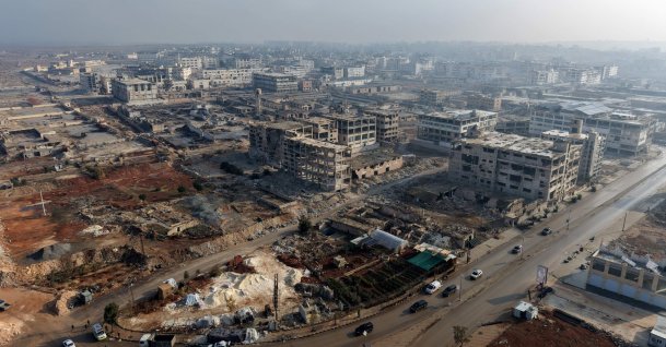 An aerial photograph shows buses as they enter from the Lairamoun roundabout toward the Sheikh Maqsud neighborhood, to evacuate the U.S.-backed YPG terrorists from two districts of the city of Aleppo, northern Syria, Jan. 9, 2026. (AFP Photo)