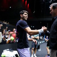  Roger Federer (R) and Carlos Alcaraz of Team Europe shake hands during a Team Europe Practice Session on the practice court on day one of Laver Cup at Uber Arena, Berlin, Germany, Sept. 20, 2024. (Getty Images Photo)