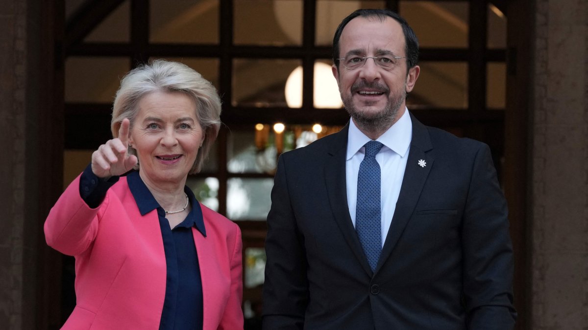 European Commission President Ursula von der Leyen (L) and Greek Cypriot leader Nikos Christodoulides react before their meeting, Nicosia (Lefkoşa), island of Cyprus, Jan. 7, 2026. (AFP Photo)