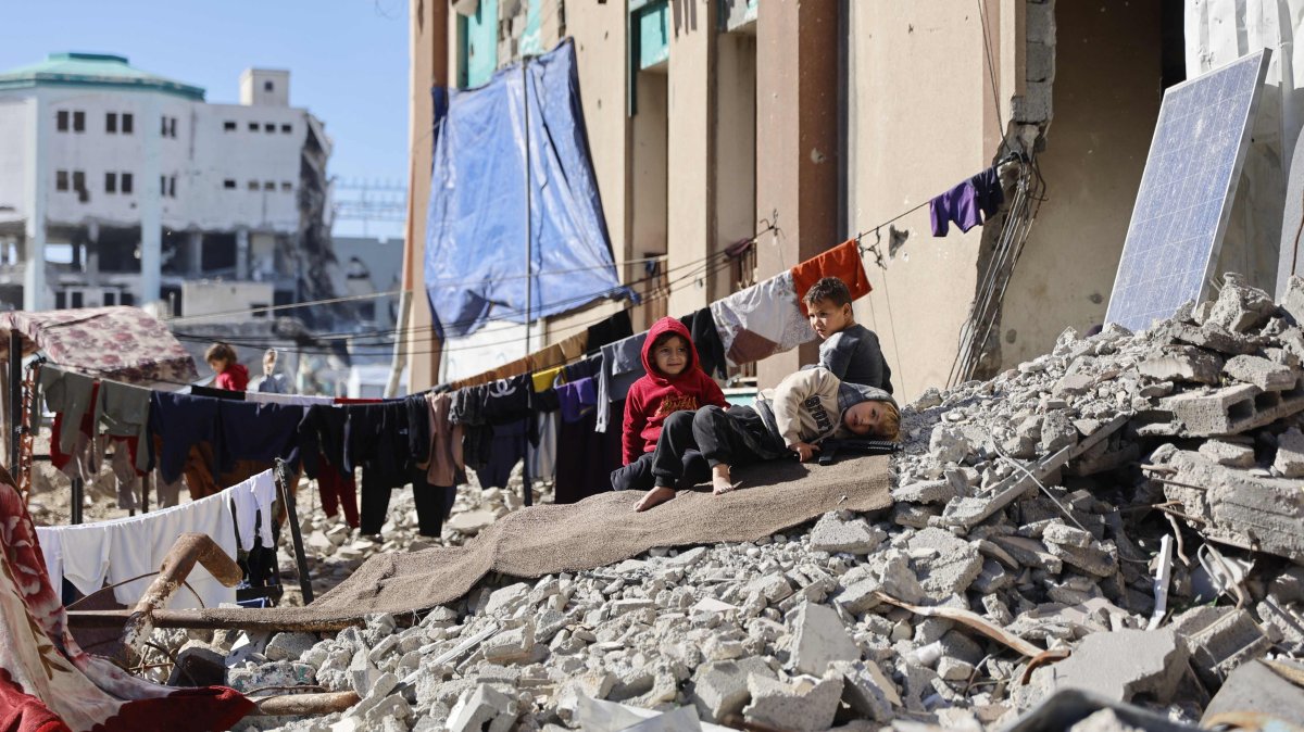 Laundry hangs on lines strung across the rubble of destroyed buildings where displaced Palestinian families set up their home shelters, in Gaza City, Jan. 11, 2026. (AFP Photo)