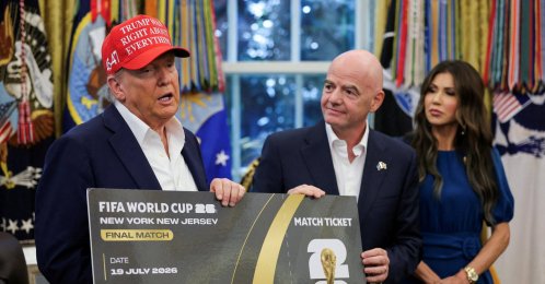 U.S. President Donald Trump (L) and FIFA president Gianni Infantino (C) hold a 2026 FIFA World Cup final match ticket in the Oval Office at the White House, Washington, U.S., Aug. 22, 2025. (Reuters Photo)