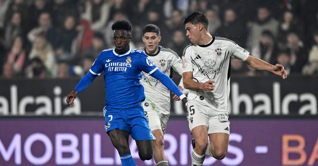 Real Madrid's Vinicius Junior (L) in action with Albacete's Javier Moreno during the Copa del Rey round of 16 match at Estadio Carlos Belmonte, Albacete, Spain, Jan. 14, 2026. (Reuters Photo)