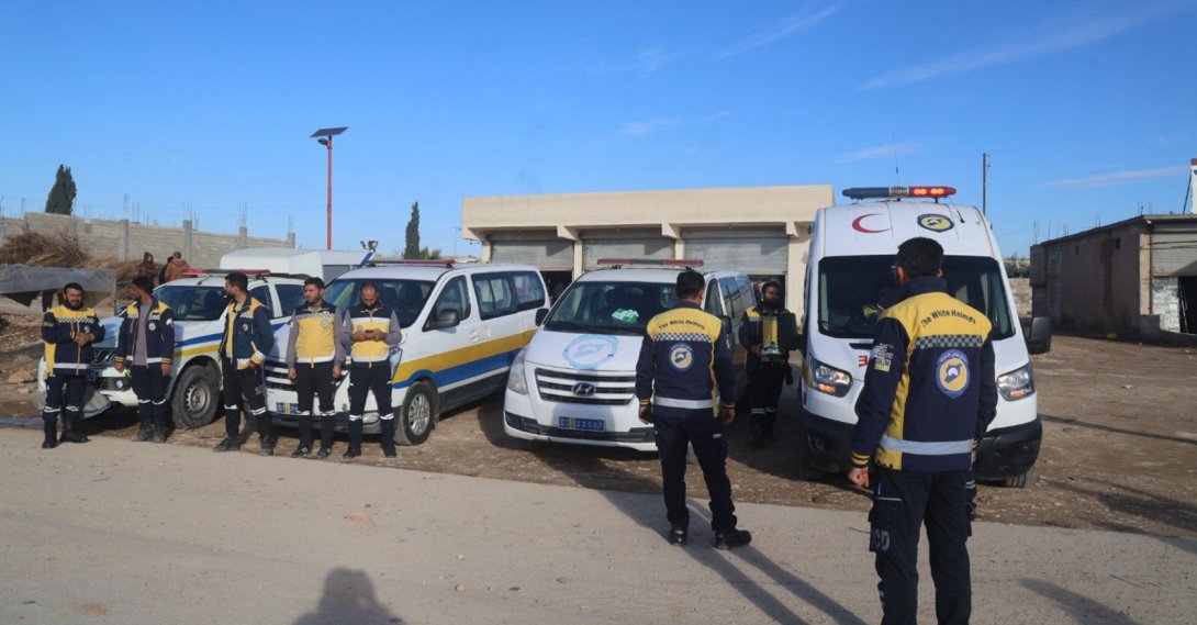 Syrian civil defense teams wait with ambulances in the Hamimah area, about 5 kilometers from Dayr Hafir, to evacuate civilians amid ongoing tensions east of Aleppo, Syria, Jan. 15, 2026. (AA Photo)