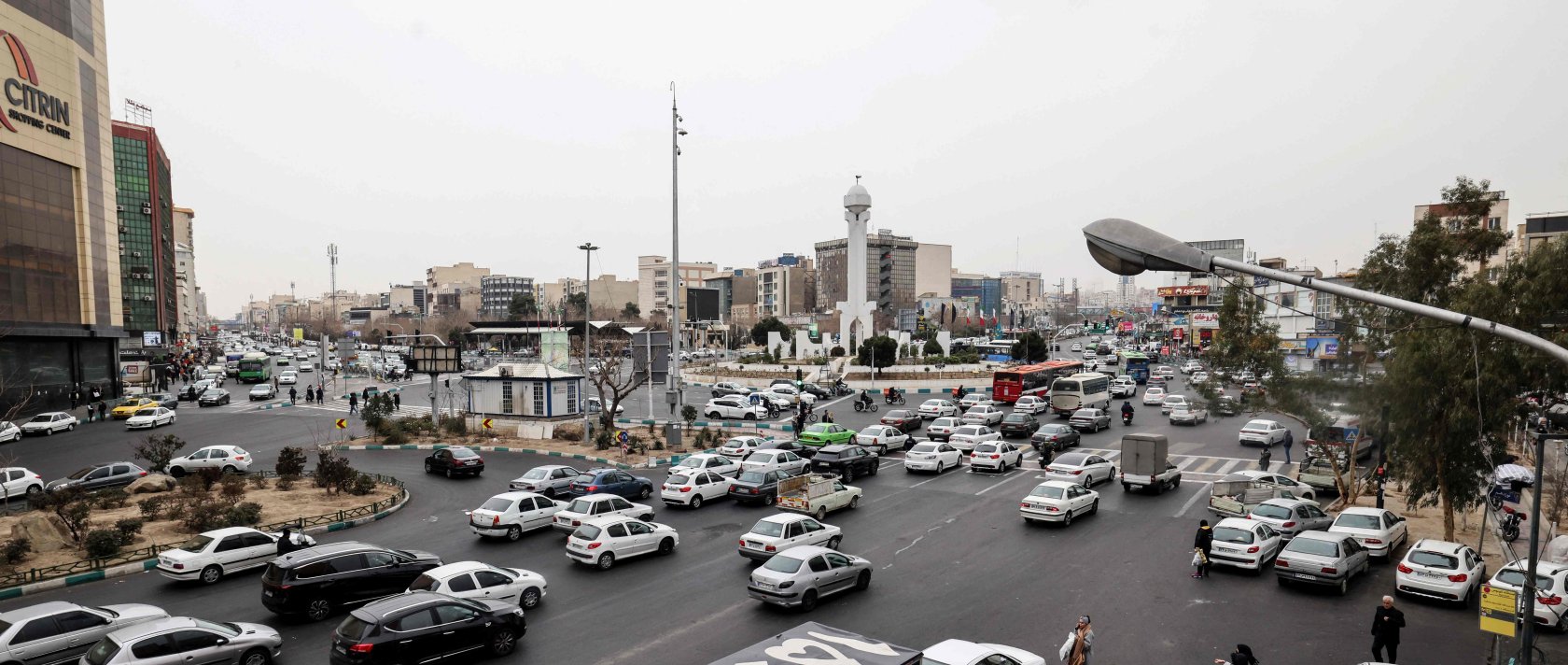 Commuters drive along a street, Tehran, Iran, Jan. 15, 2026. (AFP Photo)