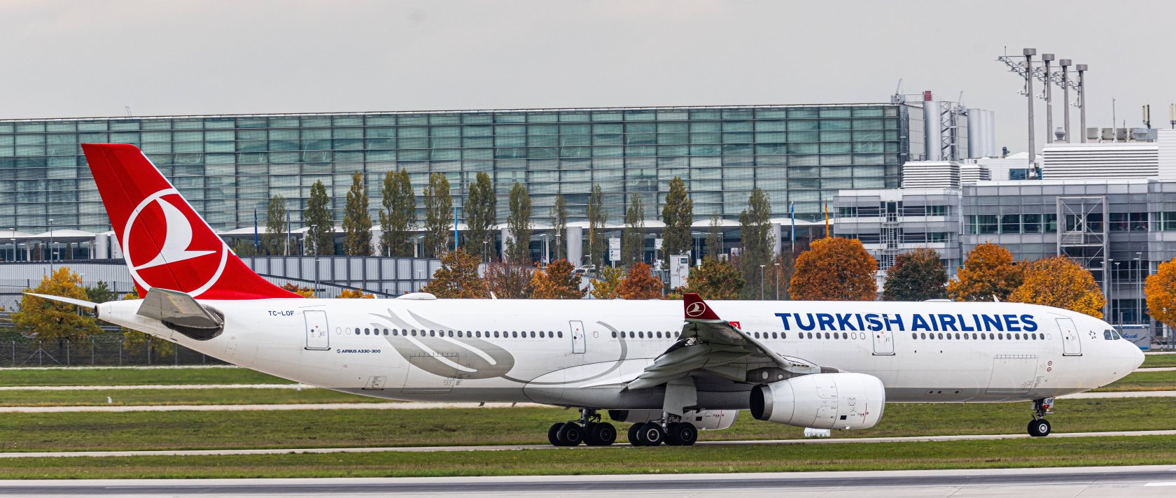 A Turkish Airlines aircraft lands at the airport, Munich, Germany, Oct. 11, 2022. (Reuters Photo)