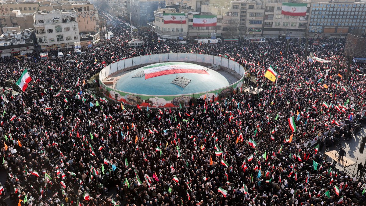 Iranians attend a pro-government rally, Tehran, Iran, Jan. 12, 2026. (Reuters Photo)