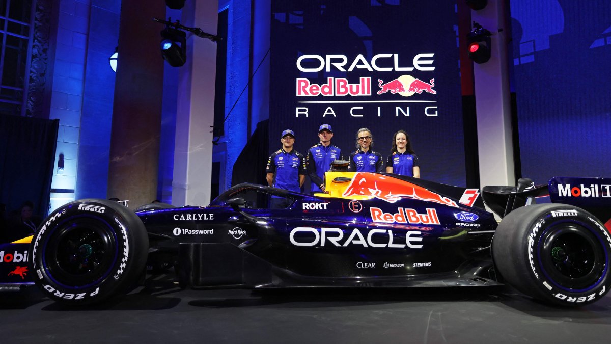 (L-R) Oracle Red Bull Racing's Isack Hadjar, Max Verstappen, Laurent Mekies and Alisha Palmowski unveil their livery on stage during the Red Bull Racing season launch at Michigan Central Station, Detroit, U.S., Jan. 15, 2026. (AFP Photo)