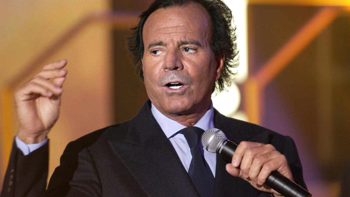 Spanish singer Julio Iglesias sings during the Telethon television program, Paris, France, Dec. 6, 2003. (AFP Photo)