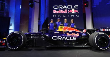 (L-R) Oracle Red Bull Racing's Isack Hadjar, Max Verstappen, Laurent Mekies and Alisha Palmowski unveil their livery on stage during the Red Bull Racing season launch at Michigan Central Station, Detroit, U.S., Jan. 15, 2026. (AFP Photo)
