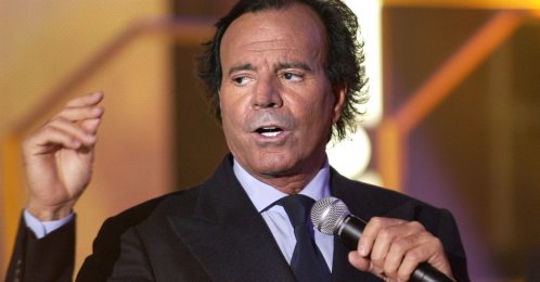 Spanish singer Julio Iglesias sings during the Telethon television program, Paris, France, Dec. 6, 2003. (AFP Photo)