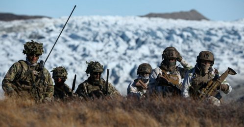 Members of the Danish armed forces practice looking for potential threats during a military drill as Danish, Swedish and Norwegian home guard units together with Danish, German and French troops take part in joint military drills in Kangerlussuaq, Greenland, Sept. 17, 2025. (Reuters File Photo)