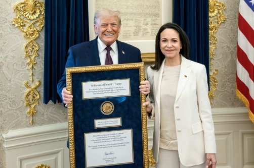 U.S. President Trump (L) meets with Venezuelan opposition leader Maria Corina Machado in the Oval Office, during which she presented the President with her Nobel Peace Prize, Washington, U.S., Jan. 15, 2026. (Reuters Photo)