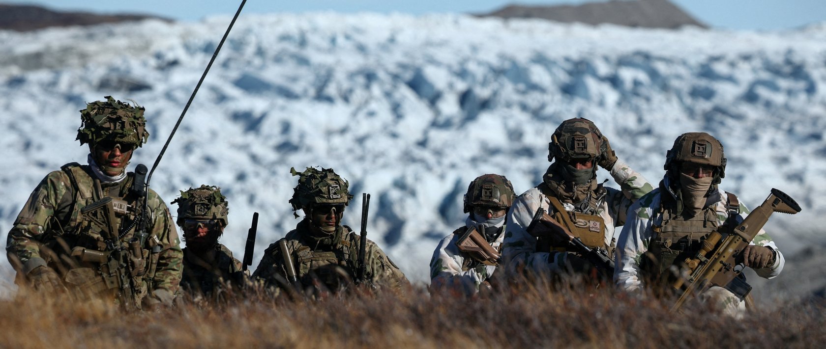 Members of the Danish armed forces practice looking for potential threats during a military drill as Danish, Swedish and Norwegian home guard units together with Danish, German and French troops take part in joint military drills in Kangerlussuaq, Greenland, Sept. 17, 2025. (Reuters File Photo)