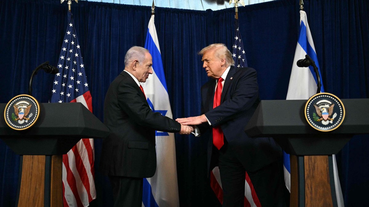 U.S. President Donald Trump (R) and Israeli Prime Minister Benjamin Netanyahu shake hands as they arrive to speak to journalists during a joint press conference, in Palm Beach, Florida, U.S., Dec. 29, 2025. (AFP Photo)