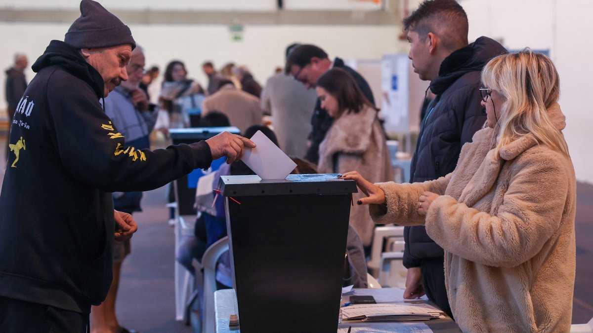 A voter casts his vote in Lisbon, Portugal, Jan. 18, 2026. (EPA Photo)