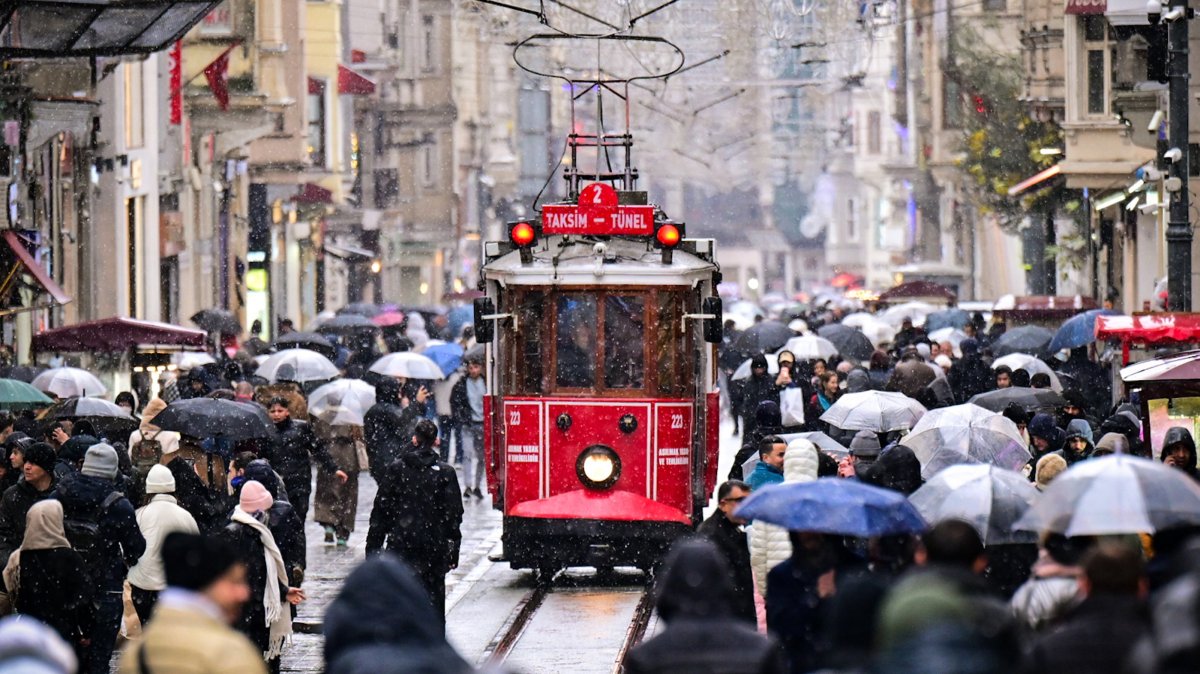 Snowstorm hits Istanbul, snarling travel, delighting children