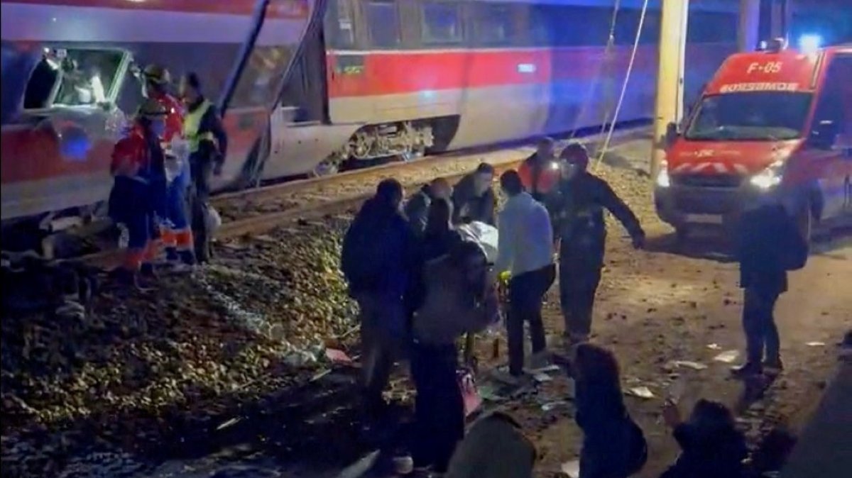 Fatalities after 2 high-speed trains derail in southern Spain