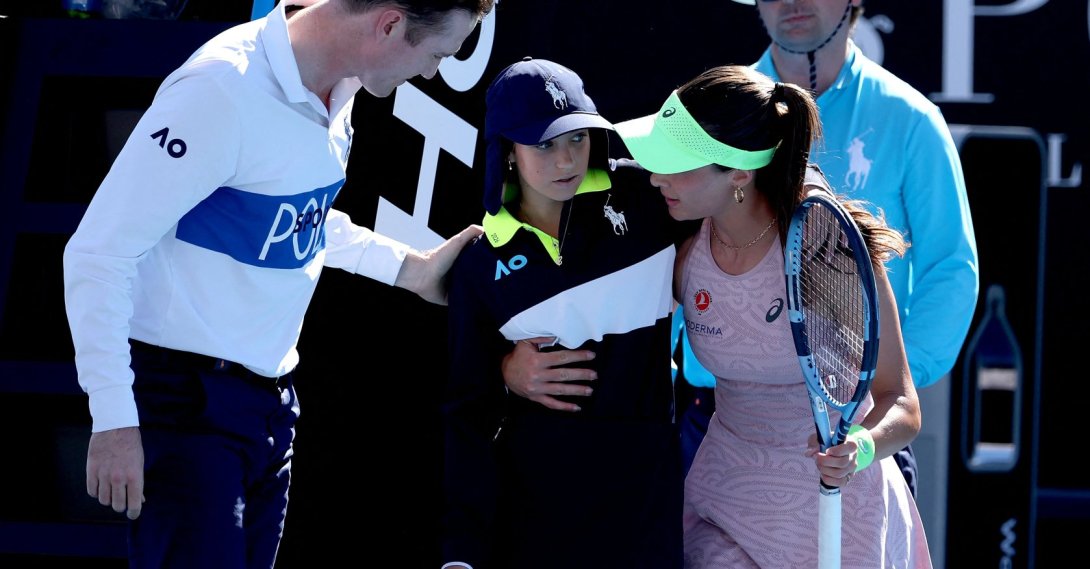Türkiye's Zeynep Sönmez assists a ball kid after she fainted during Sönmez’s women’s singles match against Russia’s Ekaterina Alexandrova, Melbourne, Australia, Jan. 18, 2026. (AFP Photo)