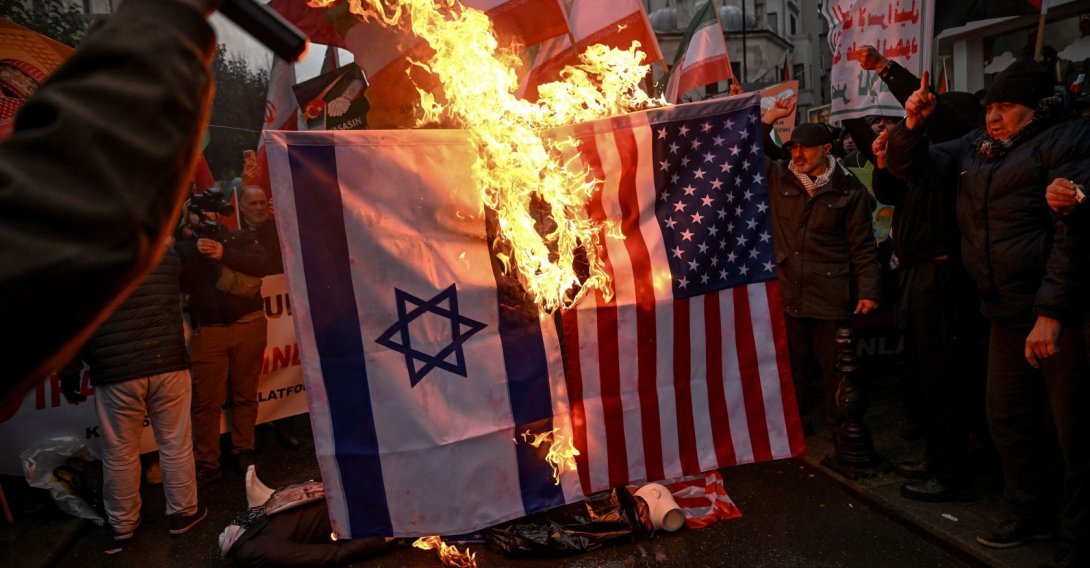 Protesters set afire a U.S., Israel national flags as they shout slogans during a pro-Iranian demonstration in front of the Iranian consulate in Istanbul, Türkiye, Jan. 18, 2026. (AFP Photo)