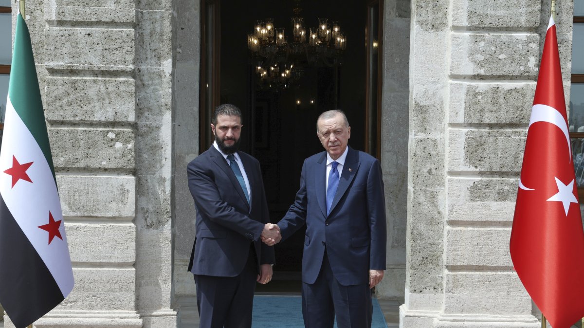 President Recep Tayyip Erdoğan shakes hands with Syrian President Ahmad al-Sharaa (R) during their meeting in Istanbul, Türkiye, May 24, 2025. (AP Photo)