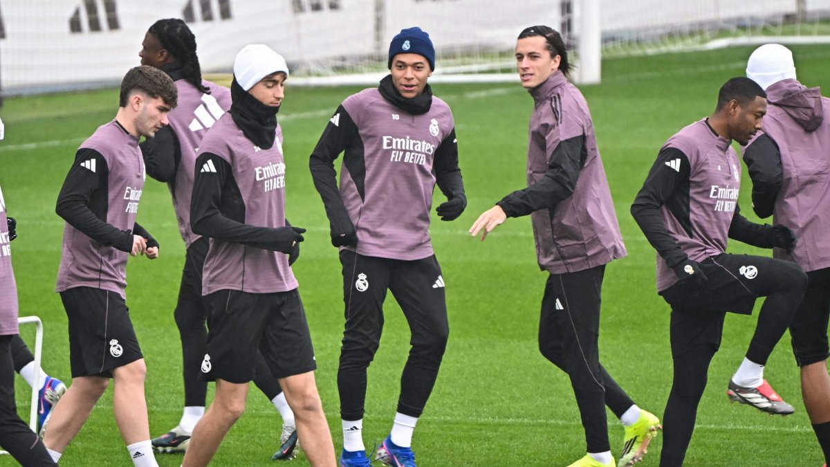 Real Madrid's players attend a training session before their Spanish league football match against Levante at Real Madrid Sports City in Valdebebas, Madrid, Spain, Jan. 16, 2026. (AFP Photo)