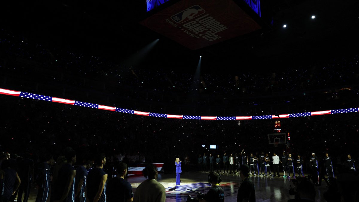 Vanessa Williams sings the United States national anthem before the Memphis Grizzlies vs Orlando Magic NBA game at O2 Arena, London, U.K., Jan. 18, 2026. (Reuters Photo)