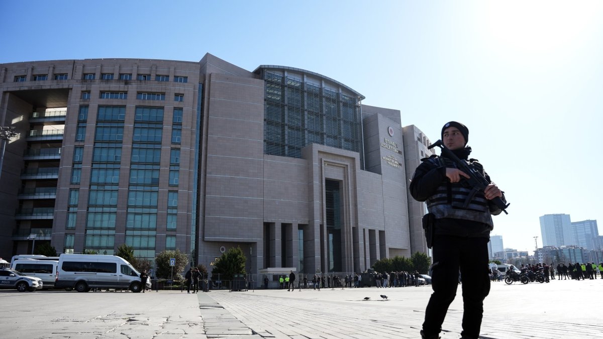 A police officer stands guard outside the Çağlayan courthouse, Istanbul, Türkiye, Feb. 6, 2024. (IHA File Photo)  