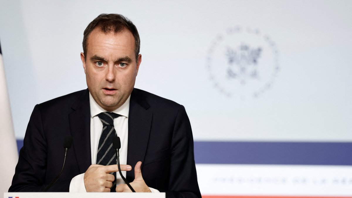 French Prime Minister Sebastien Lecornu gestures as he speaks to journalists during a media briefing after the weekly cabinet meeting at the Elysee Palace in Paris, France, Jan. 19, 2026. (Reuters Photo)