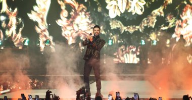 Tarkan onstage performing at Volkswagen Arena, Istanbul, Türkiye, Jan. 17, 2026. (Courtesy of Hakan Uç)