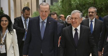 Uzbekistan's President Shavkat Mirziyoyev (R)and President Recep Tayyip Erdoğan walk next to each other on the eve of a summit, Tashkent, Uzbekistan, Nov. 8, 2023. (AP Photo)
