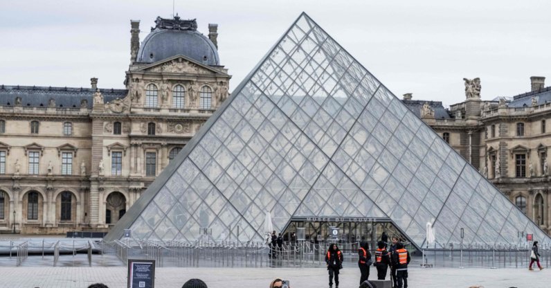 Tourists stand behind barriers blocking the access to the Louvre main courtyard, La Cour Napoleon, with the Louvre Pyramid, designed by Chinese-U.S. architect Ieoh Ming Pei, Paris, France, Jan. 12, 2026. (AFP Photo)