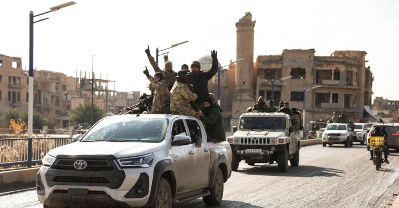 Syrian government forces deploy in Deir el-Zour, eastern Syria, Jan. 19, 2026. (AFP Photo)