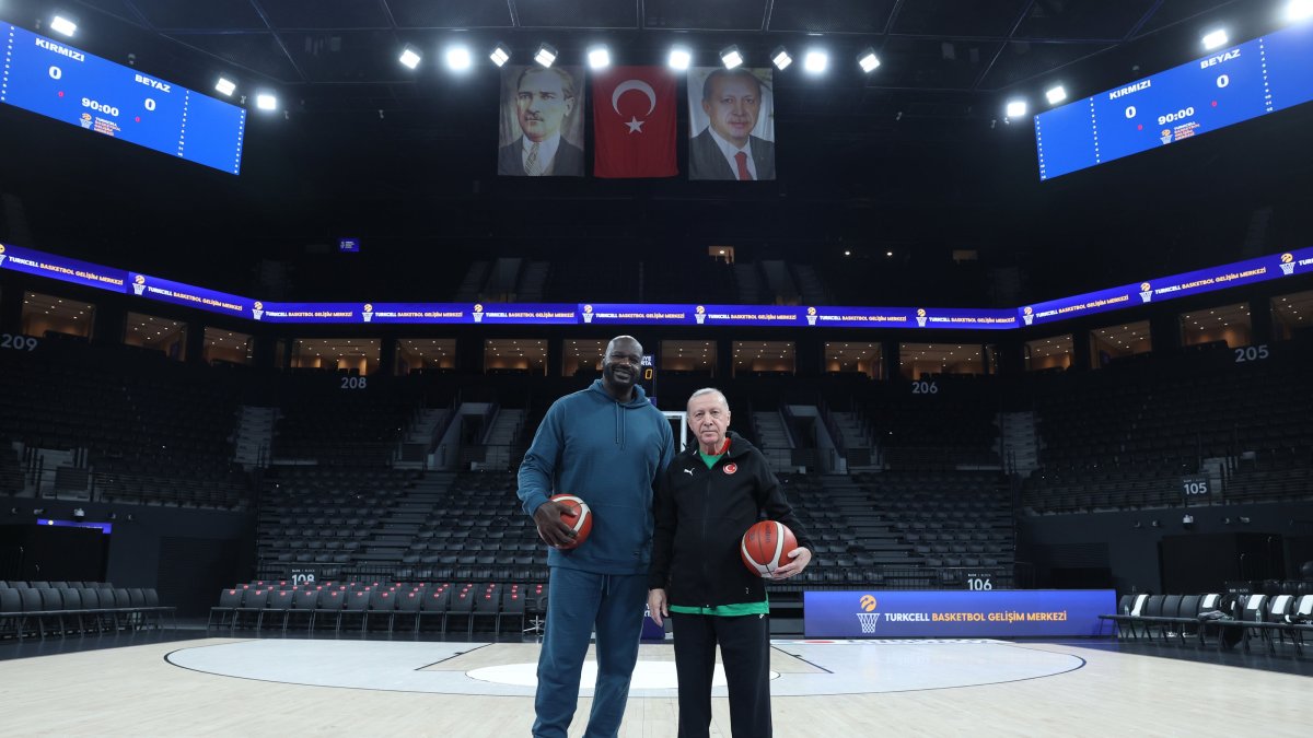 President Recep Tayyip Erdoğan (R) poses for a photo with NBA icon Shaquille O’Neal, Istanbul, Jan. 20, 2026. (AA Photo)
