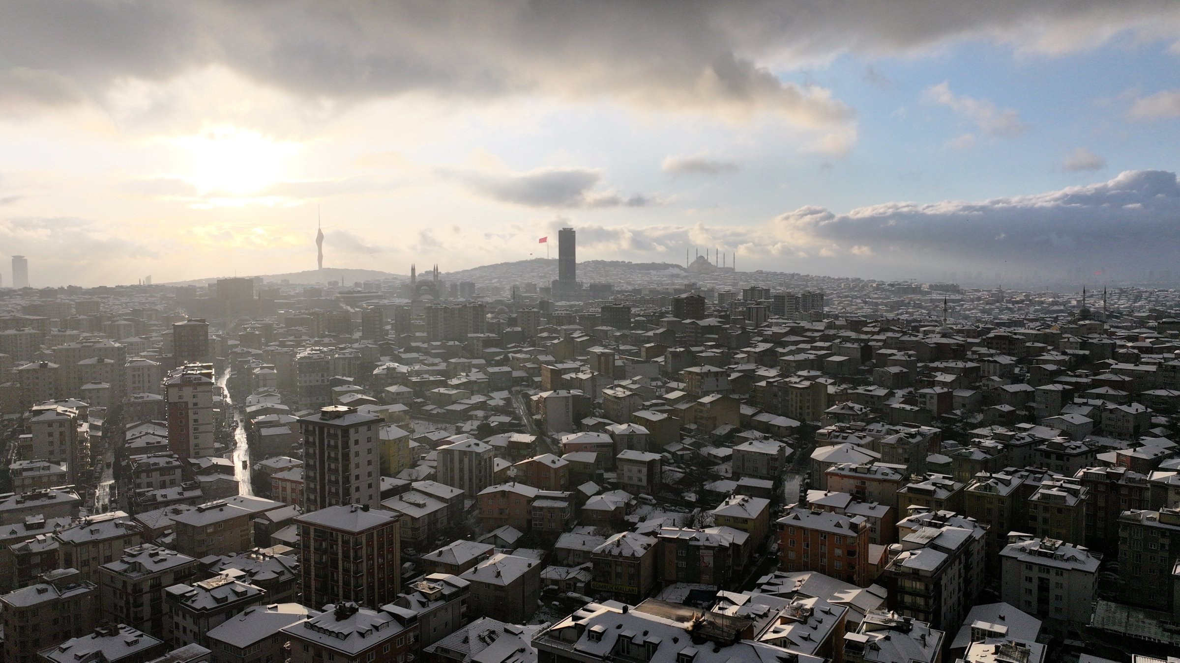 An aerial view shows intermittent snowfall affecting residential areas in Ümraniye, Istanbul, Türkiye, Jan. 19, 2026. (AA Photo)