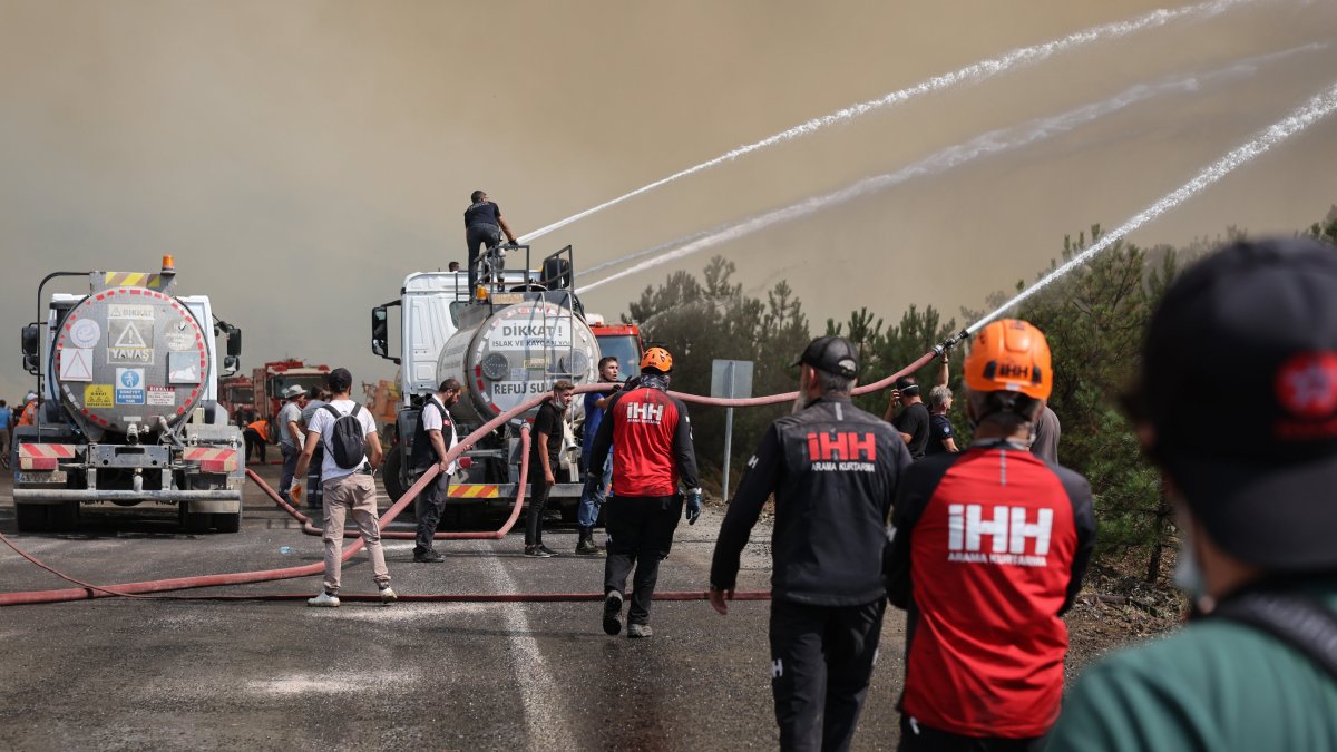 Humanitarian Relief Foundation (IHH) search and rescue teams work to control flames during a forest fire response operation in Türkiye, July 28, 2025. (AA Photo)