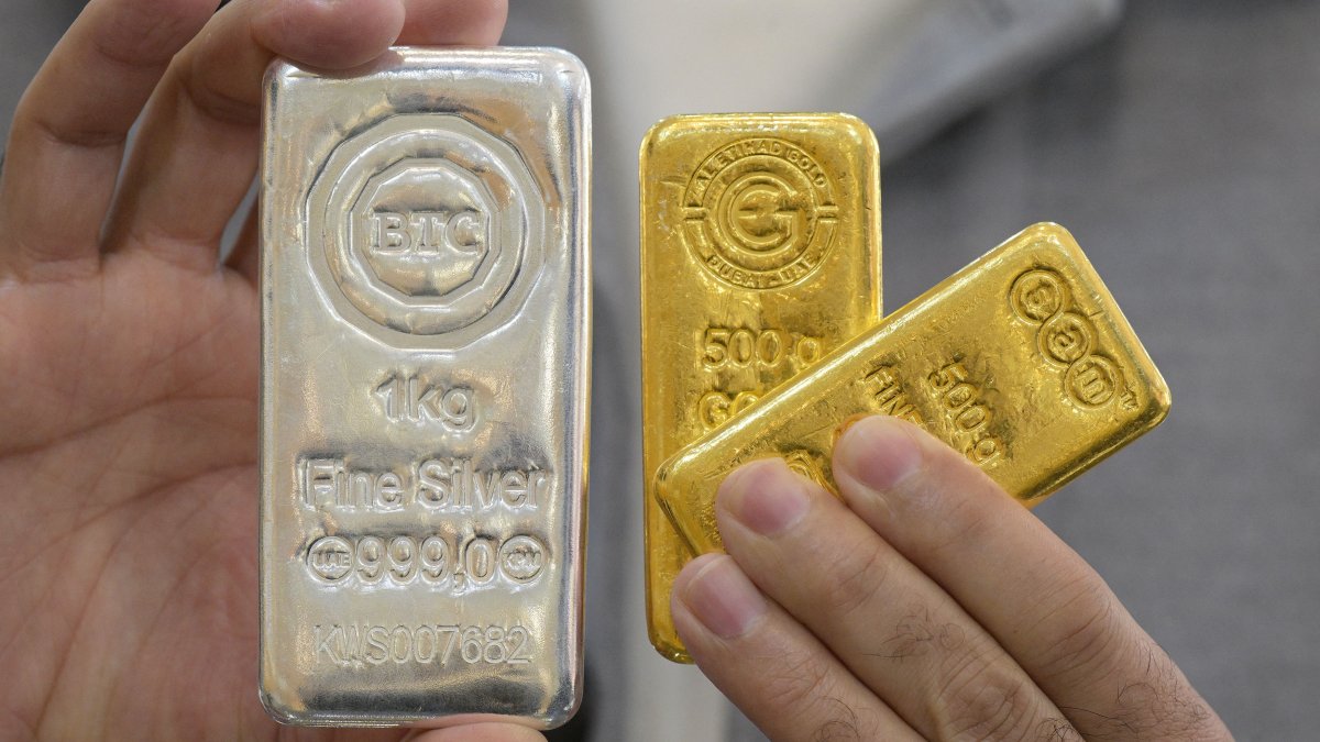 A jeweler shows gold and silver bars at his shop in downtown Kuwait City, Kuwait, Jan. 12, 2026. (AFP Photo)