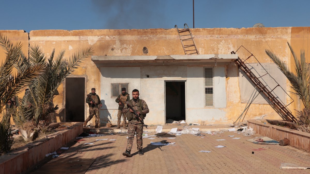 Syrian army soldiers stand guard in front of al-Shadadi prison in the city of al-Shadadi, located in the countryside of Hassakeh, northeastern Syria, Jan. 20, 2026. (EPA Photo)