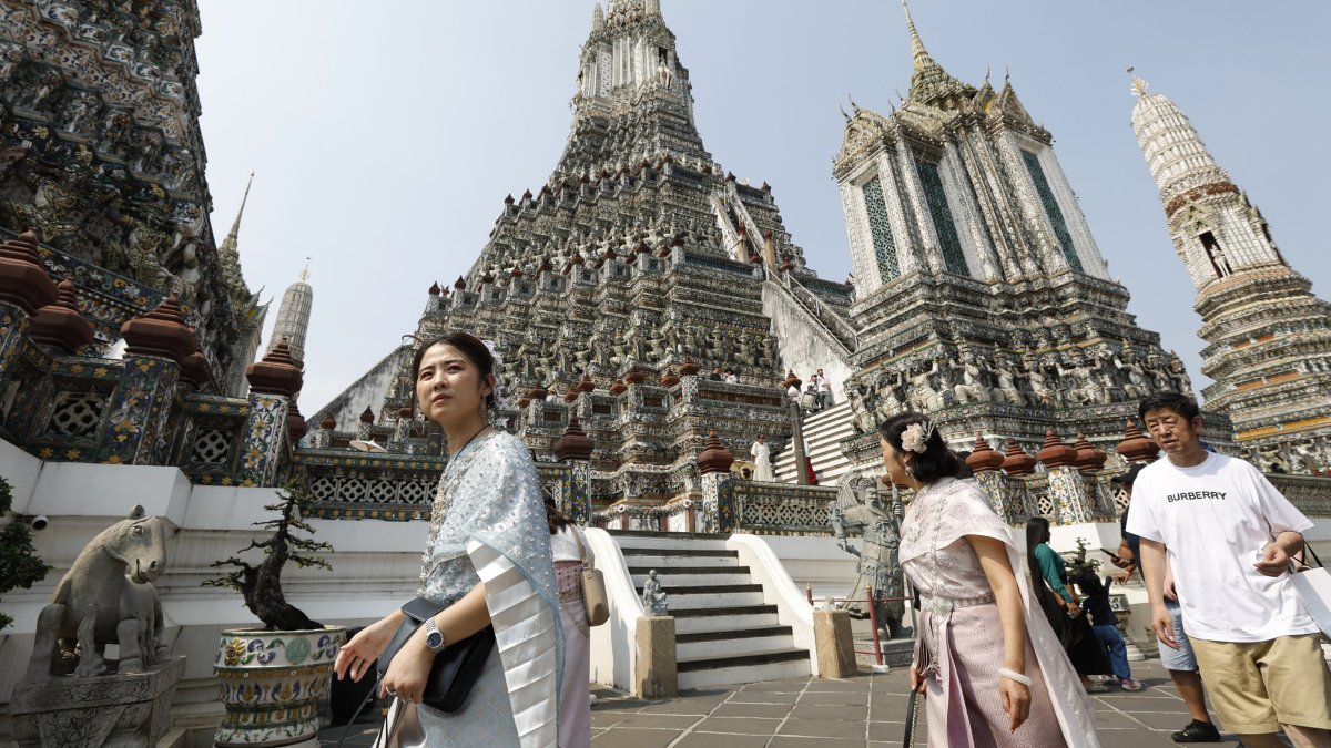 Tourists dressed in traditional Thai attire visit the Temple of Dawn (Wat Arun), Bangkok, Thailand, Jan. 19, 2026. (EPA Photo)