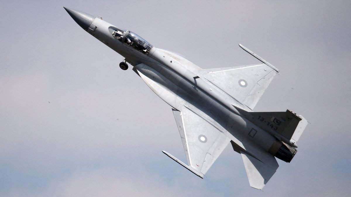 A JF-17 Thunder fighter participates in a flying display during the 51st Paris Air Show at Le Bourget airport near Paris, France, June 16, 2015. (Reuters Photo)