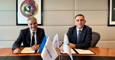 Şişecam CEO Can Yücel (R) and Ashruf Megahed, IFC regional industry head for manufacturing, agribusiness and services in the Middle East and Central Asia, are seen in this photo released on Jan. 20, 2026. (AA Photo)