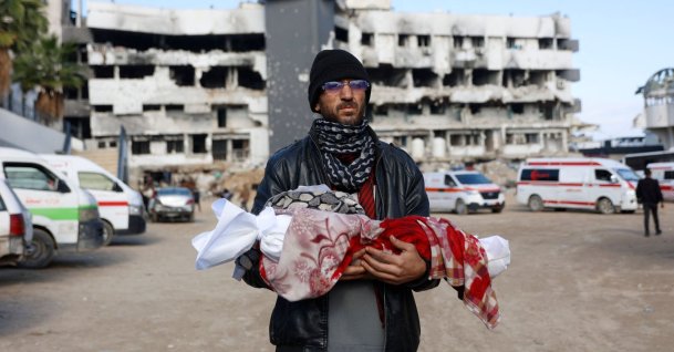 The body of three-month old Palestinian baby Shatha Abu Jarad, who died of cold weather according to medics, is carried by her uncle at Al-Shifa Hospital in Gaza City, the Gaza Strip, Jan. 20, 2026. (AFP Photo)